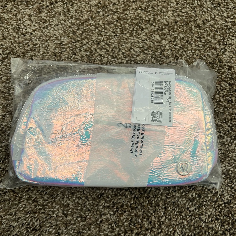 NEW LULULEMON EVERYWHERE BELT BAG
COLOR IRIDESCENT/SILVER - Picture 8 of 9